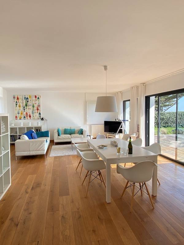 Salon lumineux avec vue sur la mer