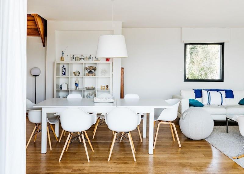 Salon de La Maison de la Plage avec vue sur le port de Sainte-Marine