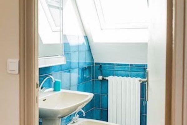 Salle de bain avec baignoire à l'étage, ambiance cocon